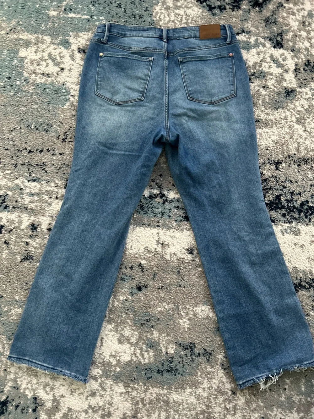 Judy Blue Women's Straight Leg Jeans in Medium Blue Wash - Picture 3 of 4